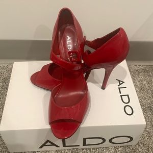 2 1/2” Sandal. Dress up or down. Perfect for work. Barely worn